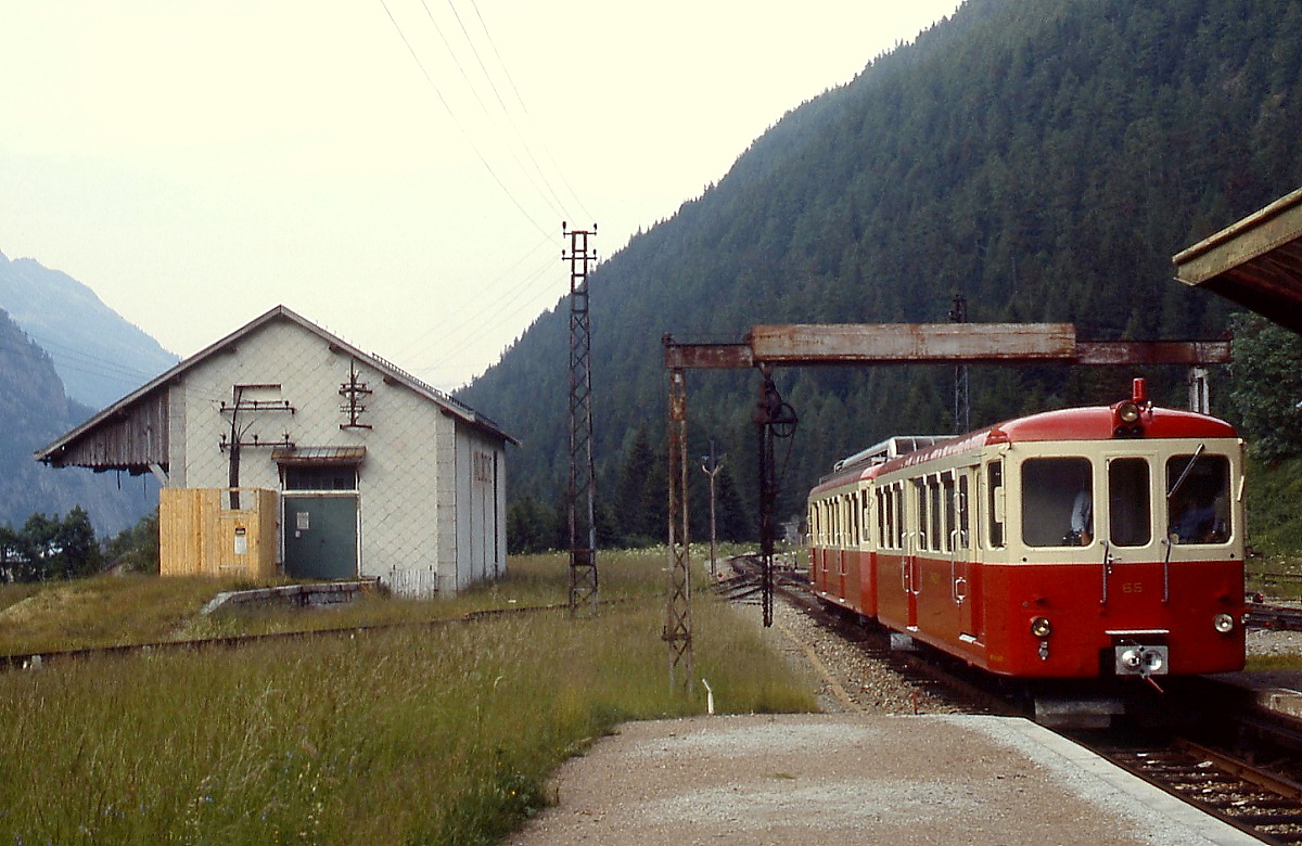 Ein BDeh 4/4 der MC mit dem Steuerwagen BDt 68 an der Spitze fährt im Juli 1983 in den französischen Grenzbahnhof Vallorcine ein