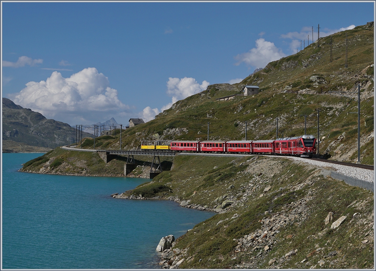 Ein Bernina-Bahn Regionalzug hat Ospizio Bernina verlassen und fährt nun dem Lago Bianco entlang Richtung Alp Grüm. 
13. Sept. 2016
