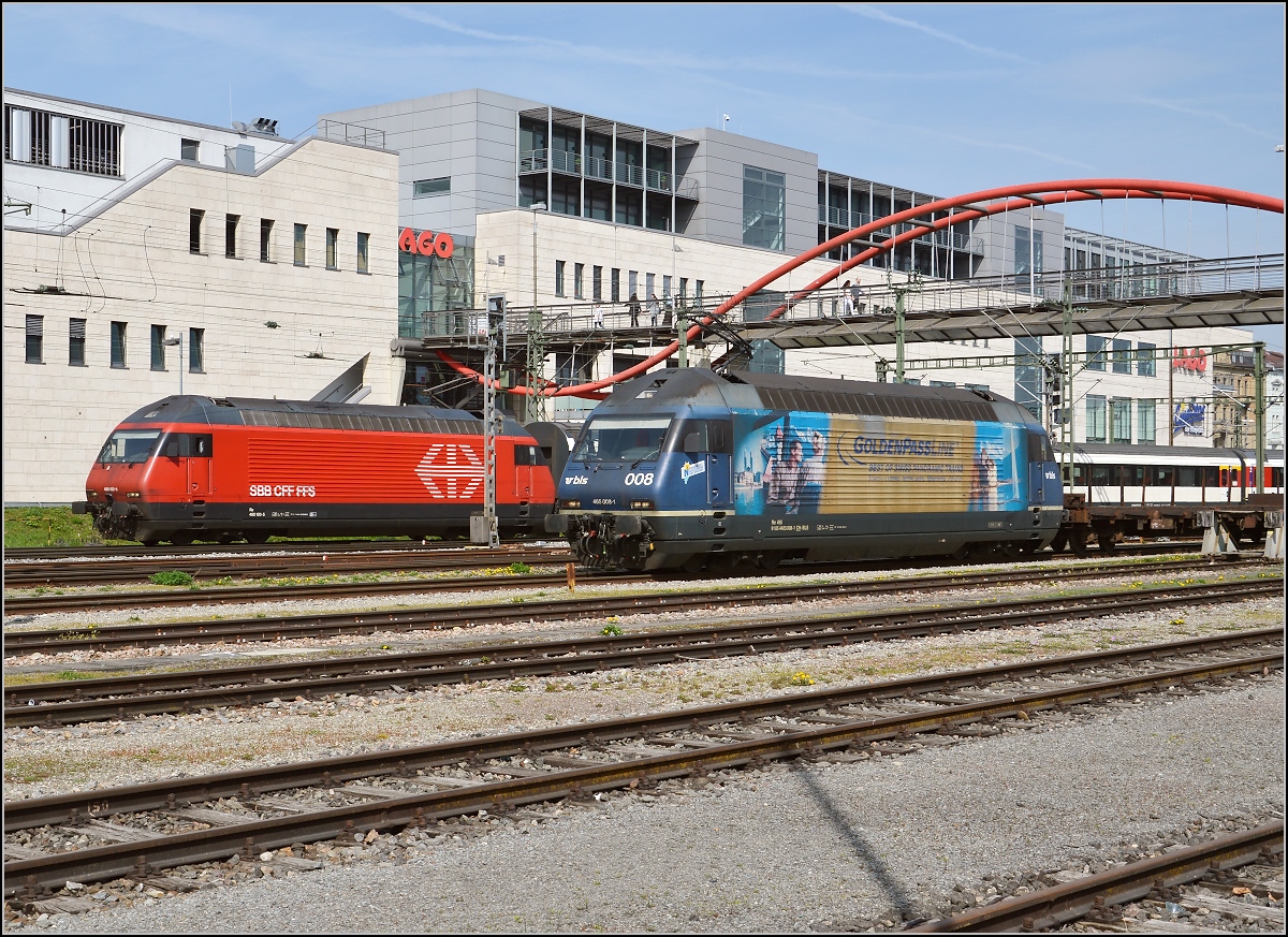 Ein besonderer Gast l�sst den Bahnhof im Nachbarland vermuten. Re 465 008-1 der BLS wartet in Konstanz auf Abfahrt nach Romanshorn, w�hrend sich nebenan Re 460 103-5 der SBB mit einem IR auf den Weg nach Z�rich macht. M�rz 2016.