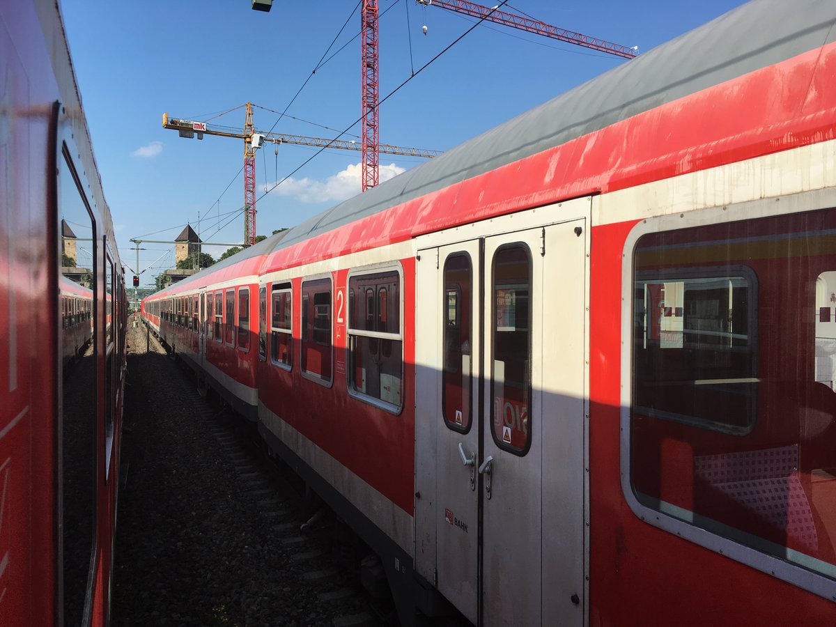 Ein Bild der anderen Art... ich hoffe es gefällt trotzdem ein wenig.

Blick aus dem Re 12311 auf die n Wagen Garnitur auf dem gegengleis.

22.05.17