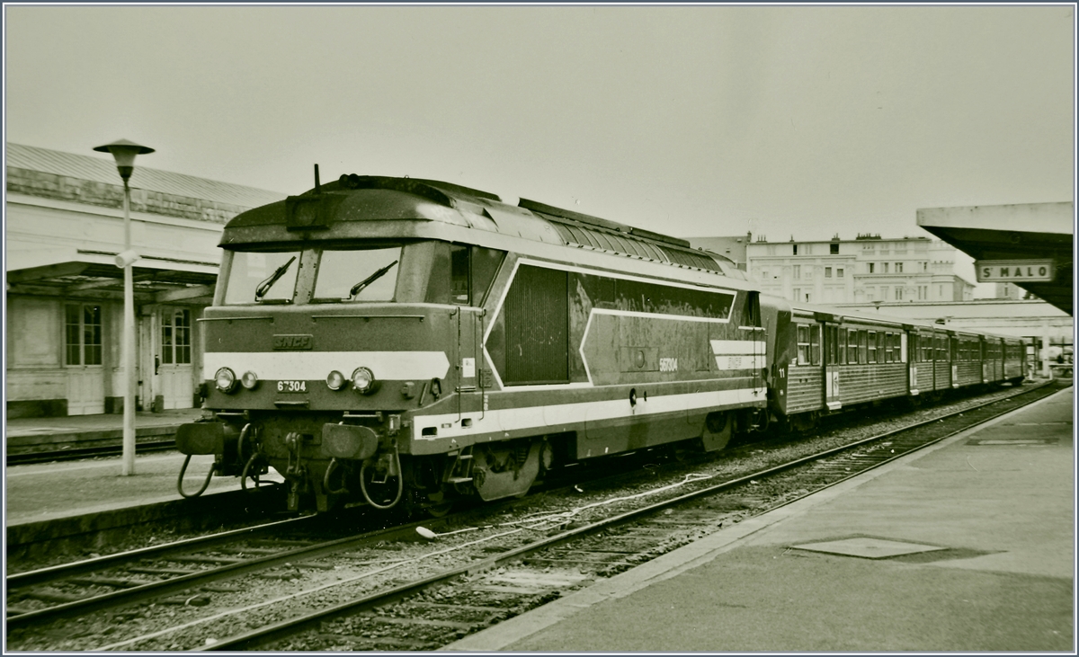 Ein Bild aus Saint Malo aus früheren Jahren: Damals war die Strecke noch nicht elektrifiziert und es verkehrten BB 67000 Dieselloks mit RIO Kompositionen im TER Verkehr. 

August 2001