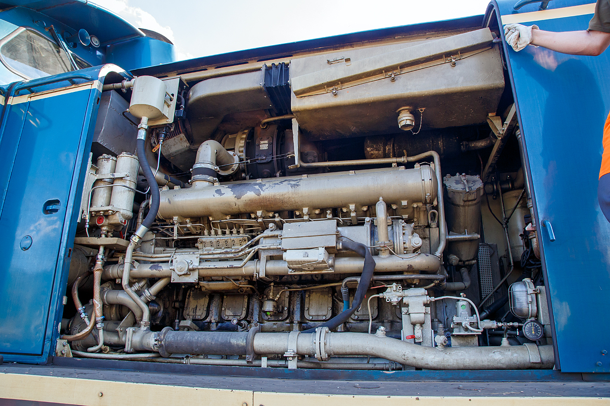 
Ein Blick auf den V-12 Zylinder-Motor der 212 376-8 (92 80 1212 376-8 D-AVOLL) der Aggerbahn (Andreas Voll e.K., Wiehl), ex DB 212 376-8, ex DB V 100 2376, am 06.08.2018 in Betzdorf (Sieg).