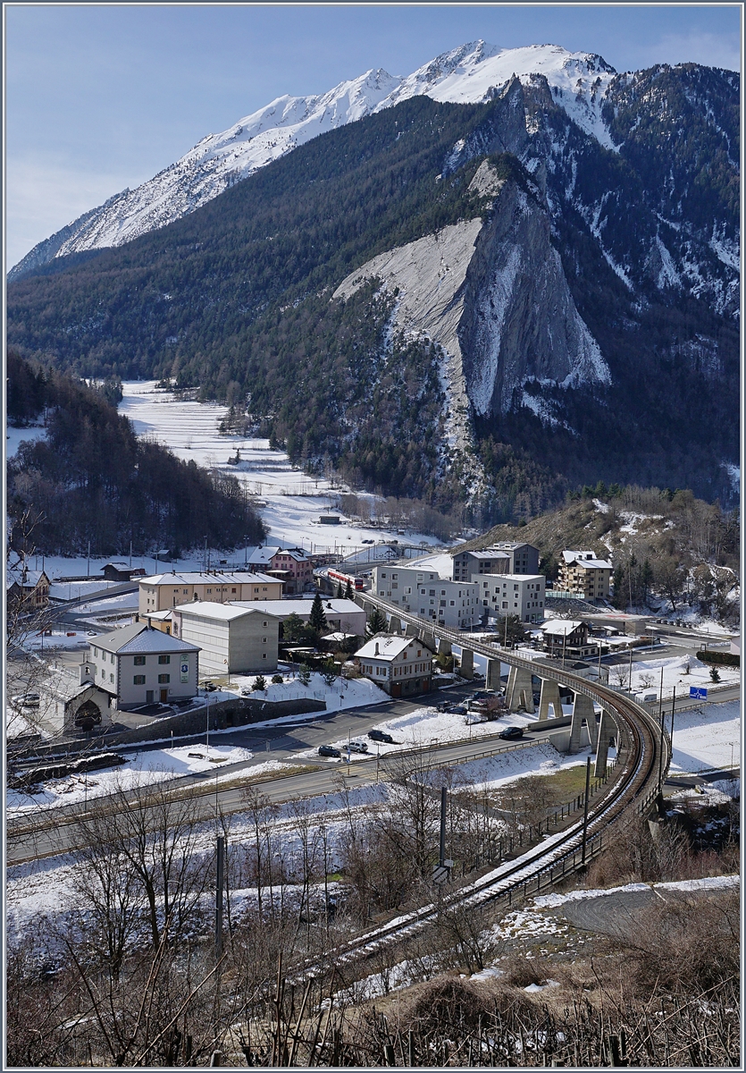 Ein Blick auf die zur Station von Sembracher führenden 370 Meter langen Brücke mit einem TMR RABe 525 (Nina)auf der Fahrt nach Martigny.

Ganz links im Bild die Kapelle, welche weit dominanter auf dem vorhergehenden Bild zu sehen ist.
Im Bahnhof von Sembrancher ist zudem der Anschlusszug von (und nach) Orsières zu erkennen.

9. Feb. 2020