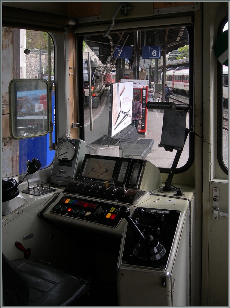Ein Blick in den vom Einstiegsbereich offen zu sehenden Führerstand eines CEV BDeh 2/4. 

Vevey, den 12. April 2016