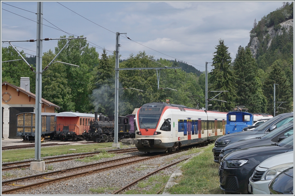 Ein Blick ins Areal der CTVJ (Compagnie du Train � Vapeur de la Vall�e de Joux) mit dem im Vordergrund in Le Pont ankommenden SBB RABe 523 025 von Ailge nach Le Brassus. 
Bei der CTVJ wird die E 3/3 8494  Tigerli  (UIC 90 85 0008 494-6) mit ihrem Zug f�r die Nachmittagsfahrt nach Le Brassus vorbereitet und in K�rze bereitgestellt.

23. Juli 2023
