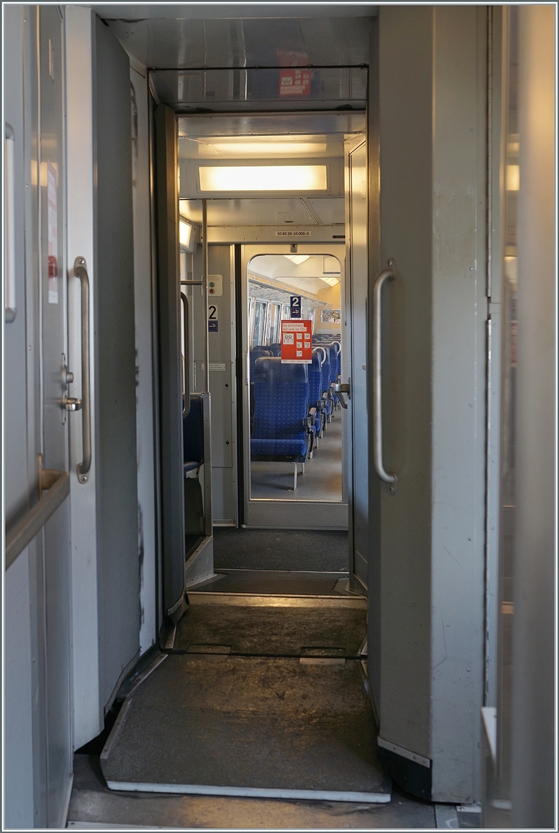 Ein Blick ins Innere der BLS EW III: Typisch für die EWIII sind die praktisch geschlossenen Wagenübergänge, wie hier zu sehen ist.

Interlaken Ost, den 17. Februar 2021