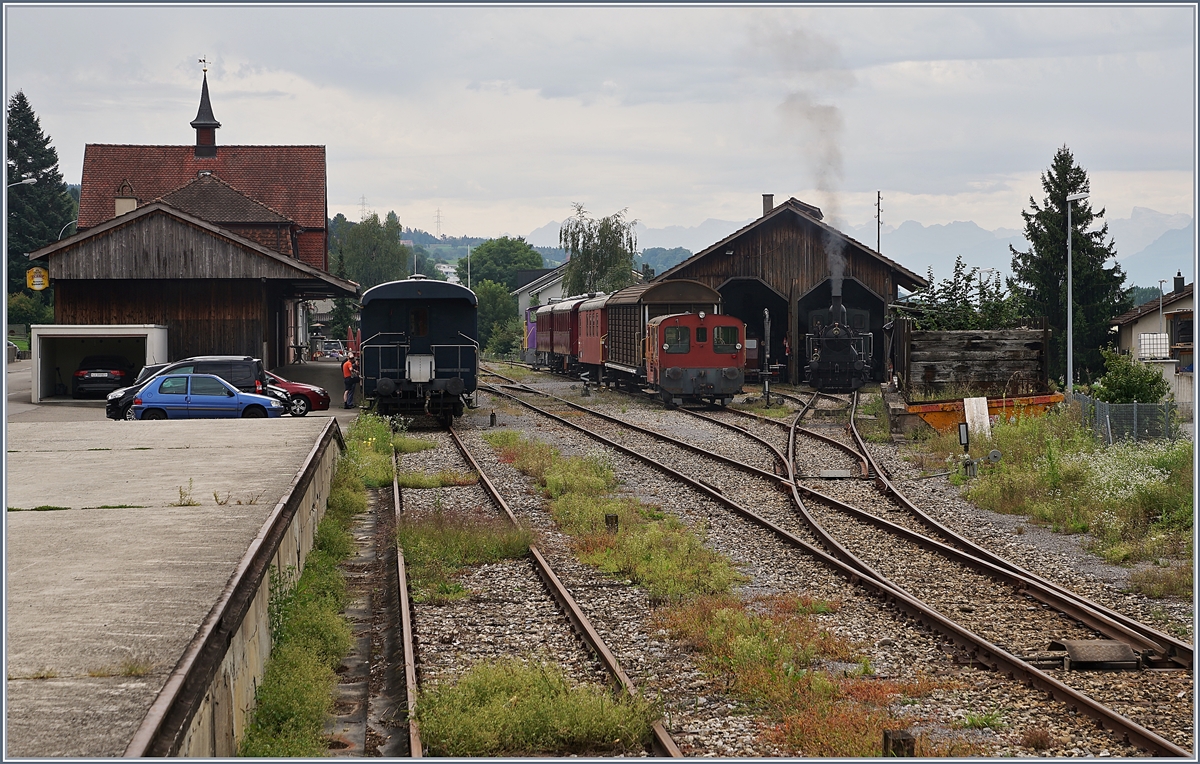 Ein Blick vom nördlichen Ende über den Bahnhof von Triengen.
Aus Uneinigkeit kam es bis heute nicht zum Bau der Strecken Aarau - Schöftland - Triengen - Sursee - (Luzern); so dass heute ein Busverkehr die entlang der Normalspurstrecke Sursee - Triengen und weiter nach Schöftland mit Anschluss an die Schmalspurige AAR nach Aarau den Personenverkehr auf der Strasse abwickelt.
27. Aug. 2017