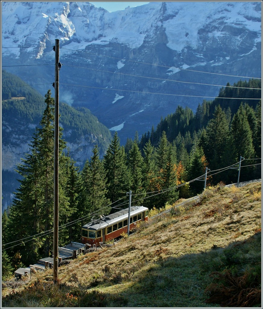 Ein BLM -Triebwagen auf der Fahrt nach Mürren kurz nach der Abfahrt von Grütschalp.
24. Okt. 2013