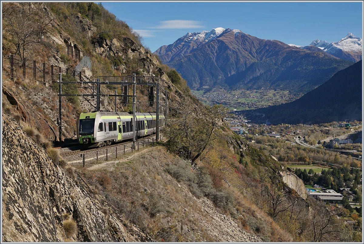 Ein BLS RABe 535  Lötschberger   als RE nach Bern beim Einfahrtssignal von Lalden.
25. Oktober 2017