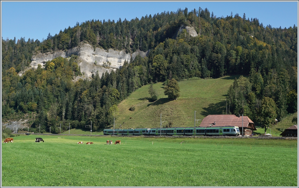 Ein BLS RABe 535  Lötschberger  und RABe 525  NINA  haben das Emmental verlassen und fahren bei Ennetiflis durchs Entlebuch in Richtung Wolhusen. 

30. Sept. 2020