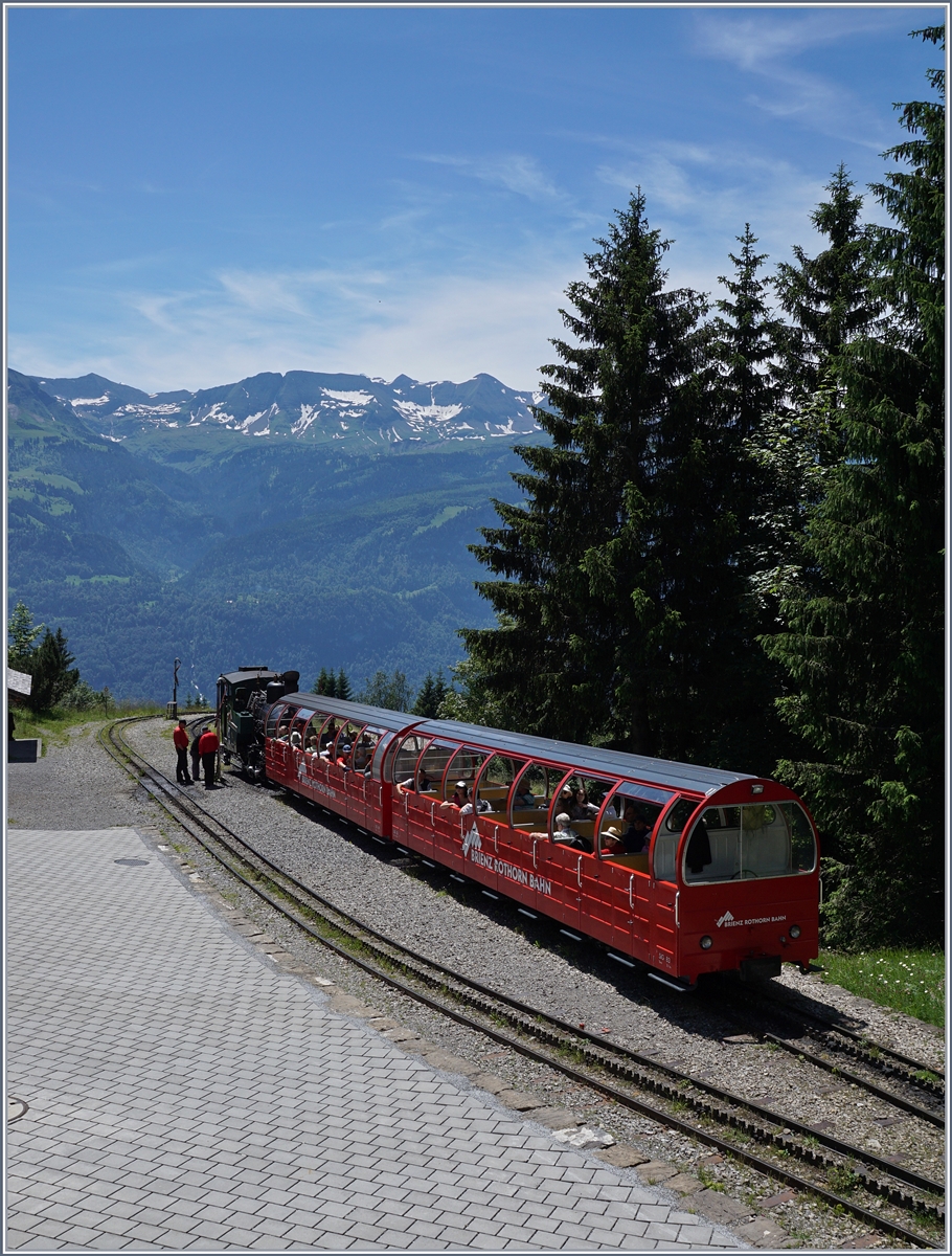 Ein Brienz Rothorn Bahn Zug wartet in Planalp auf den Gegenzug.
7. Juli 2016