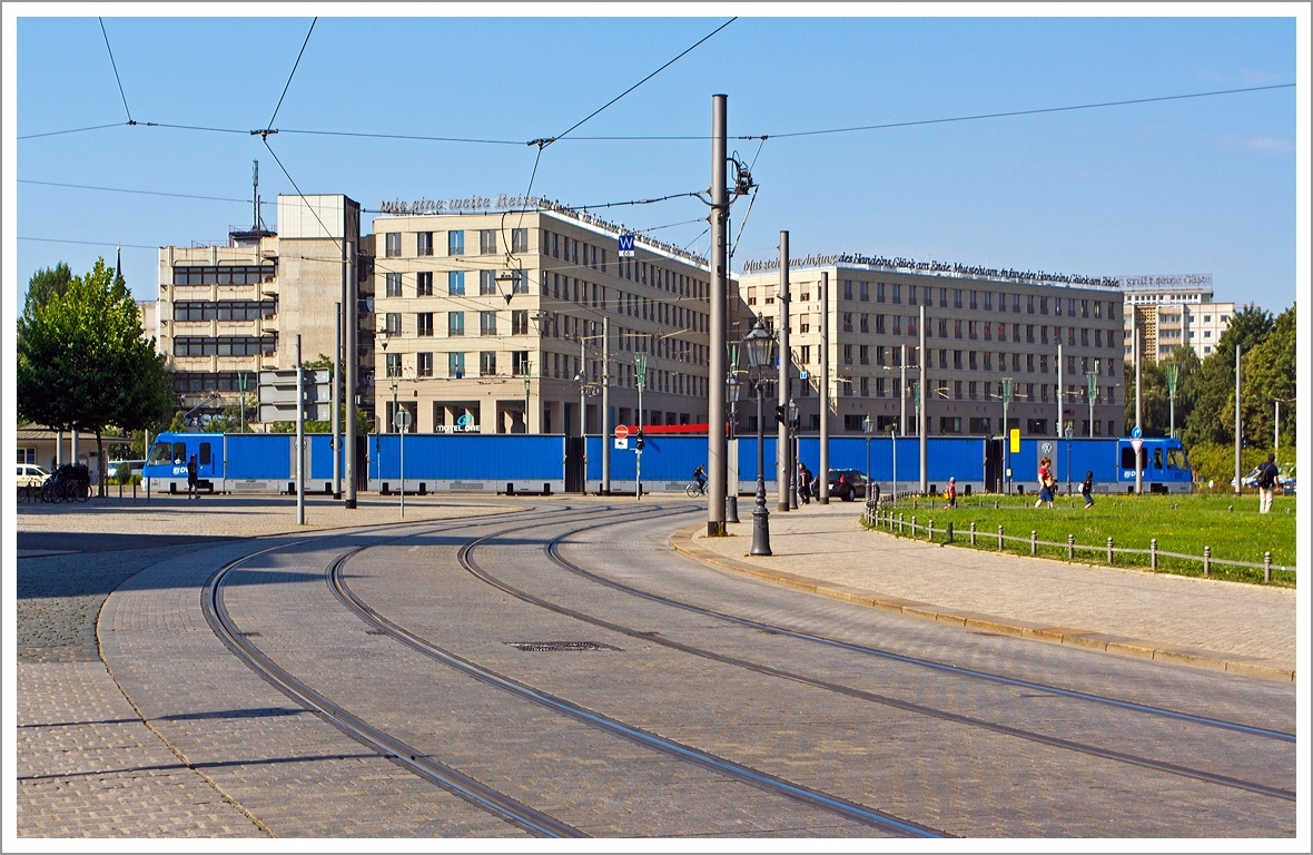 Ein CarGoTram-Triebzug (Güterstraßenbahn) fährt am 27.08.2013 in Richtung Gläserne Manufaktur am Dresener Zwinger vorbei. 
In den späten 90er Jahren des letzten Jahrhunderts entstand bei Volkswagen (VW) die Idee einer သGläsernen Manufakturလ in Dresden, welche die Automobilproduktion als Ereignis nach außen sichtbar machen sollte. Voraussetzung dafür war ein angemessener Standort in Nähe des Stadtzentrums und der Altstadt. Das zugehörige Logistikzentrum wurde im Dresdner Güterverkehrszentrum (GVZ) aufgebaut, das sich etwa vier Kilometer westlich der Manufaktur befindet. Um das sensible Stadtzentrum nicht durch zusätzlichen Güterverkehr zu belasten, erarbeiteten Volkswagen und die DVB AG ein innovatives Logistikkonzept aus: Den Einsatz von Güterstraßenbahnen. 
So wurde in kürzester Frist nicht nur das Logistikkonzept erarbeitet, sondern auch die Fahrzeuge geplant und gebaut. Auftragnehmer dafür war die Schalker Eisenhütte Maschinenfabrik. Fahrmotore und Antriebsstromrichter kamen vom VEM Sachsenwerk Dresden und dem Kompetenzzentrum für elektrische Ausrüstung der jetzigen Bombardier Transportation Bautzen. Der Auftraggeber DVB AG hat selbst in seinen Werkstätten die Schienenbremsen aufgearbeitet sowie Einzelteile für die wieder verwendeten Tatra-Drehgestelle gefertigt. Darüber hinaus baute die Firma ISB Salzwedel die kompletten Führerhäuser.
Die Güterstraßenbahn CarGoTram ist seit dem 1. März 2001 in Betrieb. Der Straßenbahn-Personenverkehr wird durch sie nicht behindert. Ihr Fahrplan ist mit den Linienfahrplänen abgestimmt. Sie wird, wie alle Verkehrsmittel der DVB AG, durch das Betriebsleitsystem gesteuert.

Die Güterstraßenbahn liefert, bis auf die Karosserie, alle Automobilkomponenten သjust in timeလ vom GVZ durch das Stadtzentrum zur Manufaktur. Sie nutzt das normale Straßenbahn-Gleisnetz. Lediglich die Anschlussgleise zum GVZ und zur Manufaktur mussten gebaut werden. Die zwei modernen blauen 60-Meter-Züge können jeweils bis zu 214 m3 bzw. 60 Tonnen Güter aufnehmen. Jede Fahrt der Güterstraßenbahn entlastet das Stadtzentrum von drei Lkw-Fahrten.
Das CarGoTram-Projekt wurde für ganz spezielle Randbedingungen geschaffen. Es ist nicht ohne weiteres auf andere Gegebenheiten übertragbar. Seit Einführung der CarGoTram untersucht die DVB AG deshalb weitere Anwendungsfälle für Güterstraßenbahnen in Dresden.
Technische Daten:
Spurweite: 1.450 mm (Dresden hat Sonderspurbreite)
Triebzuglänge über Kupplung:: 59.400 mm
Leergewicht: 90 t
Ein Triebzug besteht aus zwei Steuerwagen (á 11.925 mm lang) und 3 Mittelwagen (á 11.850 mm lang)
Nutzlast: 2 x 7,5 t und 3 x 15 t = 50 t Gesamt
Höchstgeschwindigkeit : 50 km/h
Achsformel:  Bo'Bo'Bo'Bo'Bo' (20 Achsen in 10 Drehgestellen/ Alle Achsen angetrieben
Motorleistung: 20 x 45 kW = 900 kW
