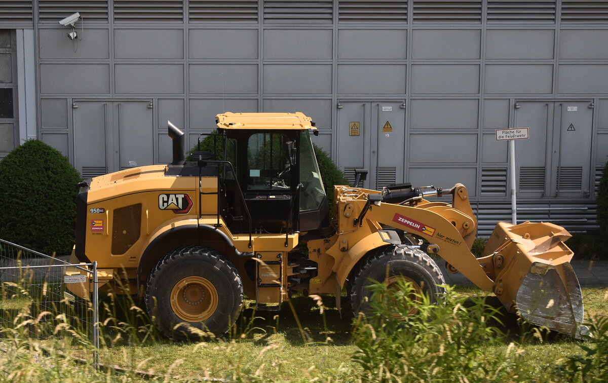 Ein CAT 950 GC Radlader (Mietbaumaschine) am 11.06.25 Berlin-Lichtenberg.