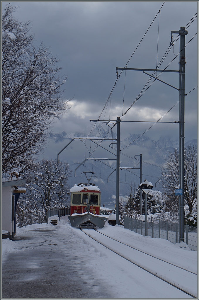 Ein CEV BDeh 2/4 färht bei Château d'Hauteville mit einem Schneepflug talwärts. 
2. Feb. 2015