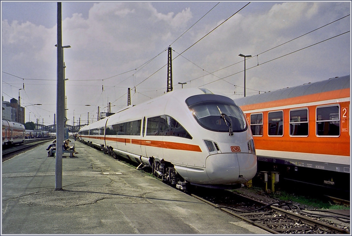 Ein damals recht neuer ICE TD der BR 605 in M�nchen. Analog Bild, Herbst 2001