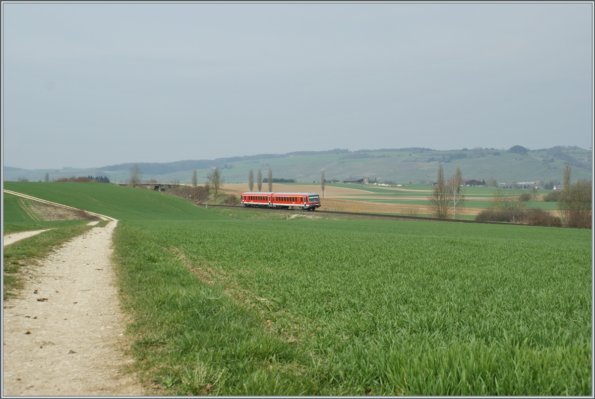 Ein DB 628/928 ist bei Hallau auf der Fahrt in Richtung Schaffhausen. 

8. April 2010