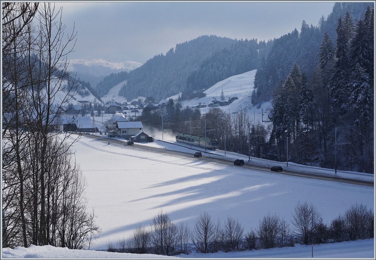 Ein Der BLS RABe 535 105 (Lötschberger) erreicht als S6 22736 von Luzern nach Langnau unterwegs, erreicht bei Dürrenbach in Küzre das Emmental. Der Dürrbach an den Bäumen unten im Bild zu erkennen und die Ilfis bilden die Grenze zwischen dem Emmental und dem Entlebuch und somit zwischen den Kantonen Bern und Luzern.
6. Jan. 2016