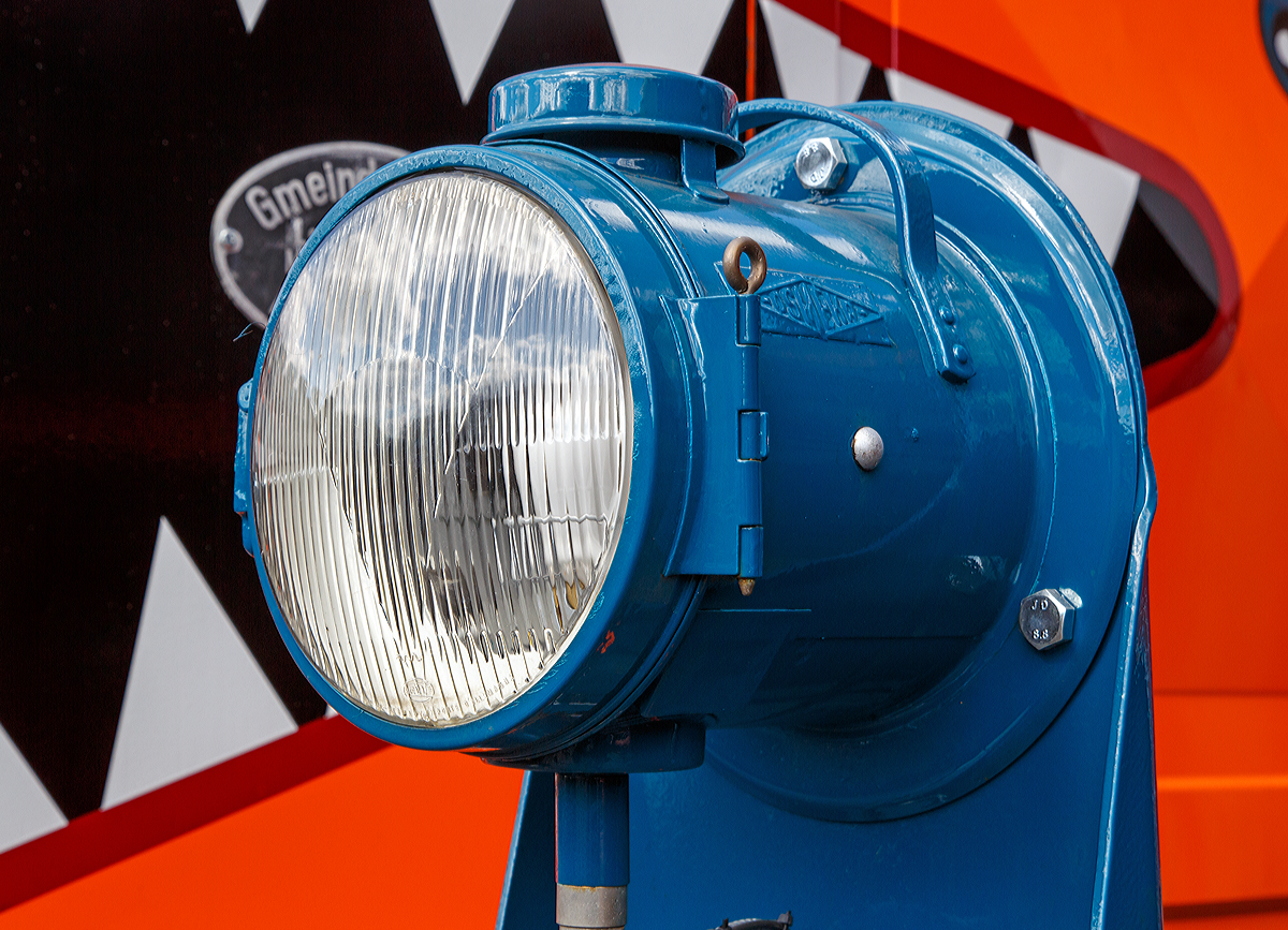 
Ein der Detail der Gmeinder 4994  Waldi  vom rail-design Bäcker in Siegen (ex DB 323 606-4, ex DB Köf 6294) am 05.04.2015 im Südwestfälische Eisenbahnmuseum in Siegen, der linke Scheinwerfer.