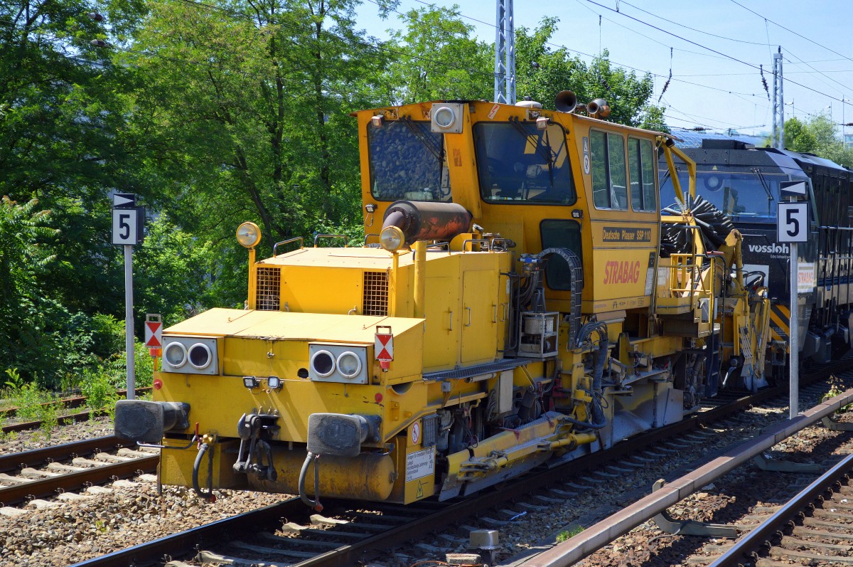 Ein Deutsche Plasser SSP 110 Schienenschotterplaniermaschine der Fa. STRABAG am Haken von 272 407-8 am 17.06.15 Berlin Köpenick