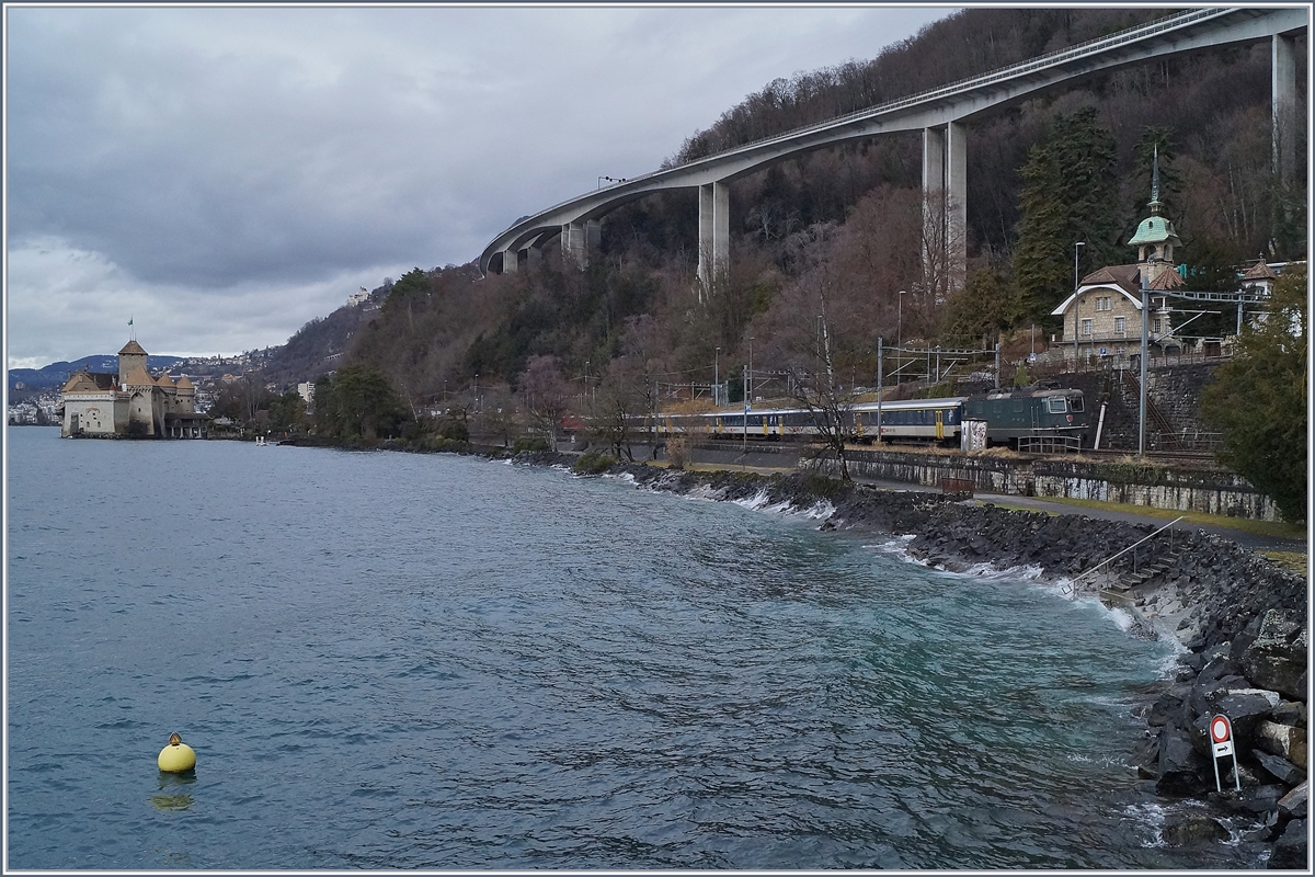 Ein Dispo-Zug nach Lausanne mit der SBB Re 4/4 II 11173 an der Spitze und der SBB Re 4/4 II 11161 am Schluss beim Châtau de Chillon.
19. Jan. 2018