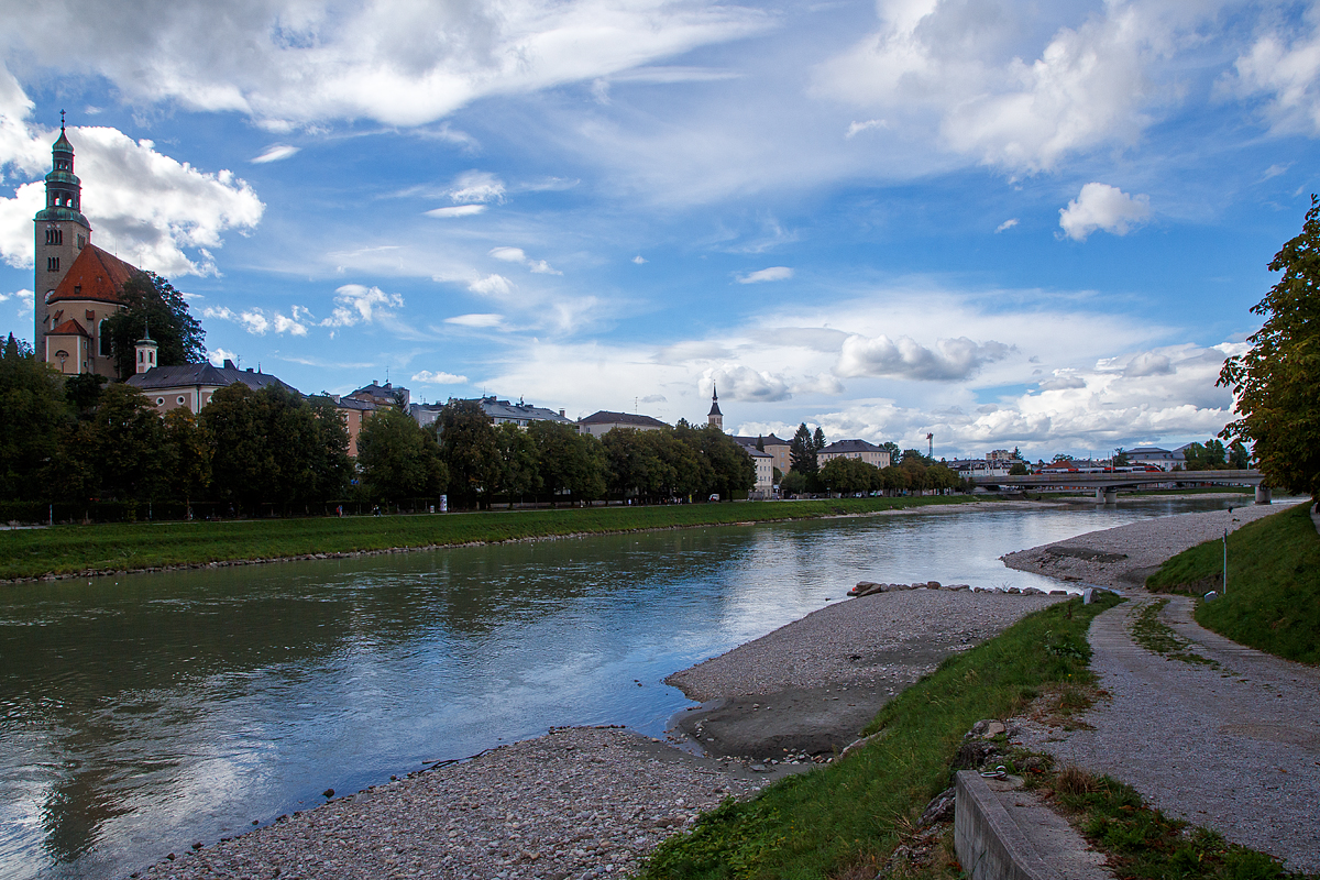 Ein dreiteiliger Elektrotriebzug der �BB Reihe 4023 vom Typ Bombardier TALENT (Talbots leichter Nahverkehrs-Triebwagen) vom Salzburger Verkehr �berquert am 10.09.2022 in Salzburg die Salzach. Er f�hrt als S3 der S-Bahn Salzburg die Verbindung Schwarzach – Salzburg - Freilassing – Bad Reichenhall.

Links die M�llner Kirche, auch Augustinerkirche oder Stadtpfarrkirche Unserer Lieben Frau Mariae Himmelfahrt.
