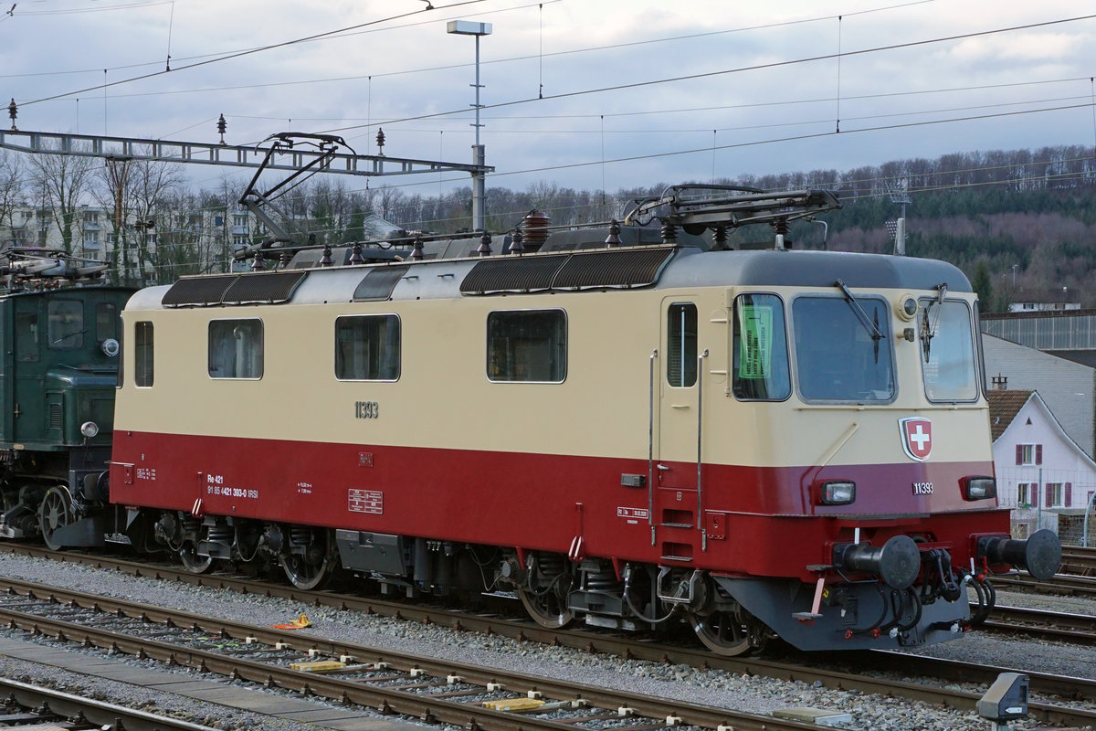 Ein echter Farbtupfer auf dem Schienennetz der Schweiz ist ab dem dem 2. März 2020 die IRSI Re 421 393-0 mit dem TEE Anstrich. Während mehreren Jahren war diese Lok für SBB CARGO INTERNATIONAL in Deutschland unterwegs. Sie verfügt über keine Klimaanlage dafür über die Zulassung für Deutschland. Vielleicht wird sie bald auch einmal in Hellertal unterwegs sein.
Verewigt wurde sie am 3. März 2020 in Olten Hammer.
Foto: Walter Ruetsch