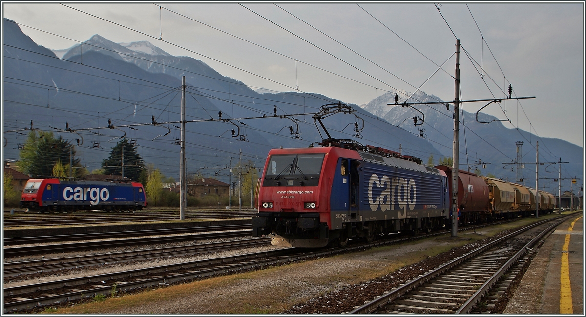 Ein eher seltenes Bild in Domodossola: die SBB Re 474 009 lässt sich vom Wechselstrom speisen.
Zudem sind Güterzüge (mit Ausnahme der RoLa) in Domodossola ohnehin selten zu sehen, da seit einigen Jahren Domo II dafür zuständig ist, doch hat die Strecke Novara - Domosossola keinen direkten Anschluss an Domo II.
11. April 2015