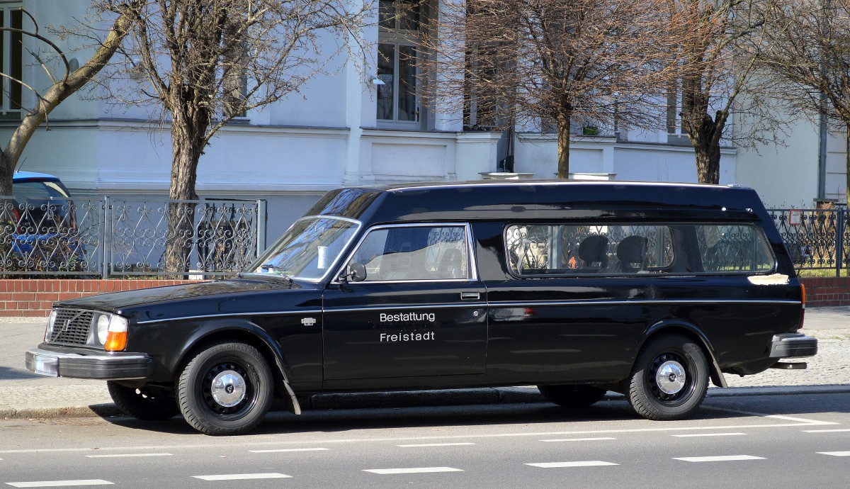 Ein Fahrzeug aus den 70érn und dann noch ein ehemaliges Bestattungsfahrzeug, dieser VOLVO 245DL fällt mit seiner stattlichen Länge sofort ins Auge, sieht man auch nicht alle Tage, 10.03.14 Berlin-Pankow.