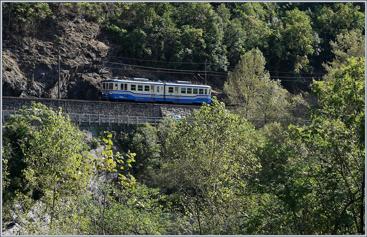 Ein FART ABDe 6/6 auf der Fahrt nach Camedo kurz vor Ponte Brolla. Leider wurde der Zug dann aus dem Umlauf genommen, so dass ich ihn nicht wie erhofft in Intragna nochmals fotografieren konnte.
20. Sept. 2016 