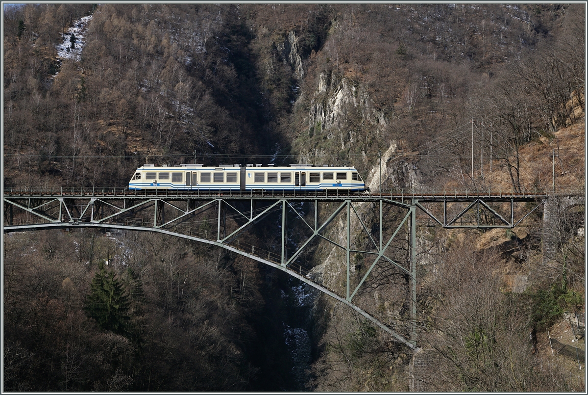 Ein FART ABe 4/6 als Regionalzug 309 von Camedo nach Locarno auf der Isorno Brücke.
11. März 2016