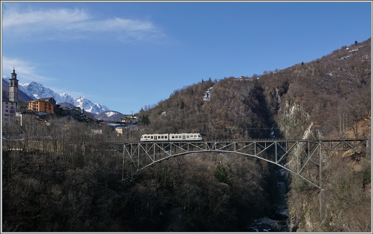 Ein FART ABe 4/6 als Regionalzug 309 von Camedo nach Locarno auf der Isorno Brücke. 
11. März 2016