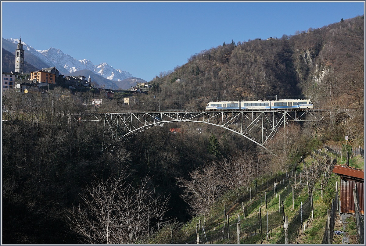 Ein FART Centovalli-Express Be 4/8 im Regionalzugsdienst Locarno - Camedo - Locarno auf der 132 Meter langen Isorno Brücke bei Intragna.
16. März 2017