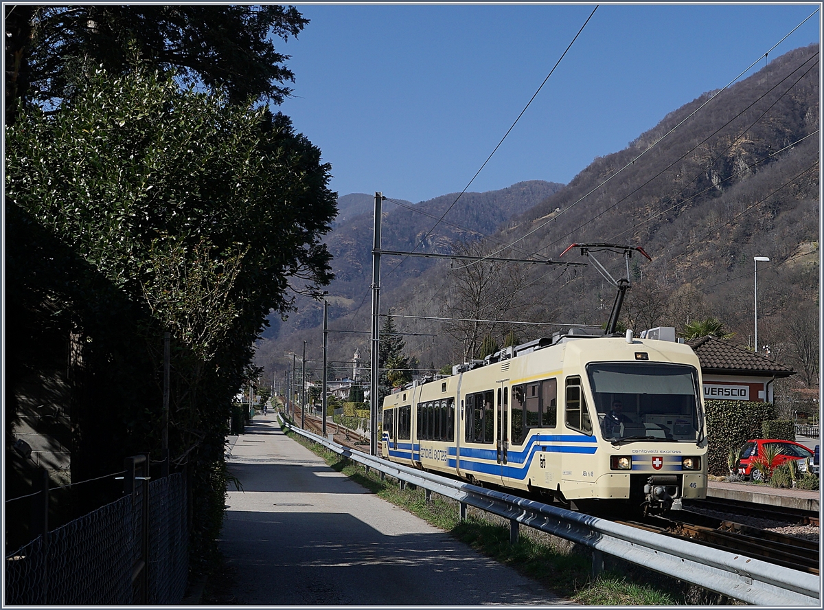 Ein FART Centovalli-Express von Domodossola nach Locarno fährt ohne Halt durch den kleine Bahnhof Verscio.
16. März 2017