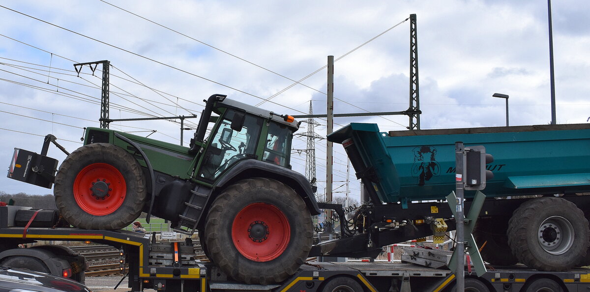 Ein FENDT Vario Traktor + Hänger auf einer LKW-Ladefläche am 24.02.26 Bahnübergang Rodleben.