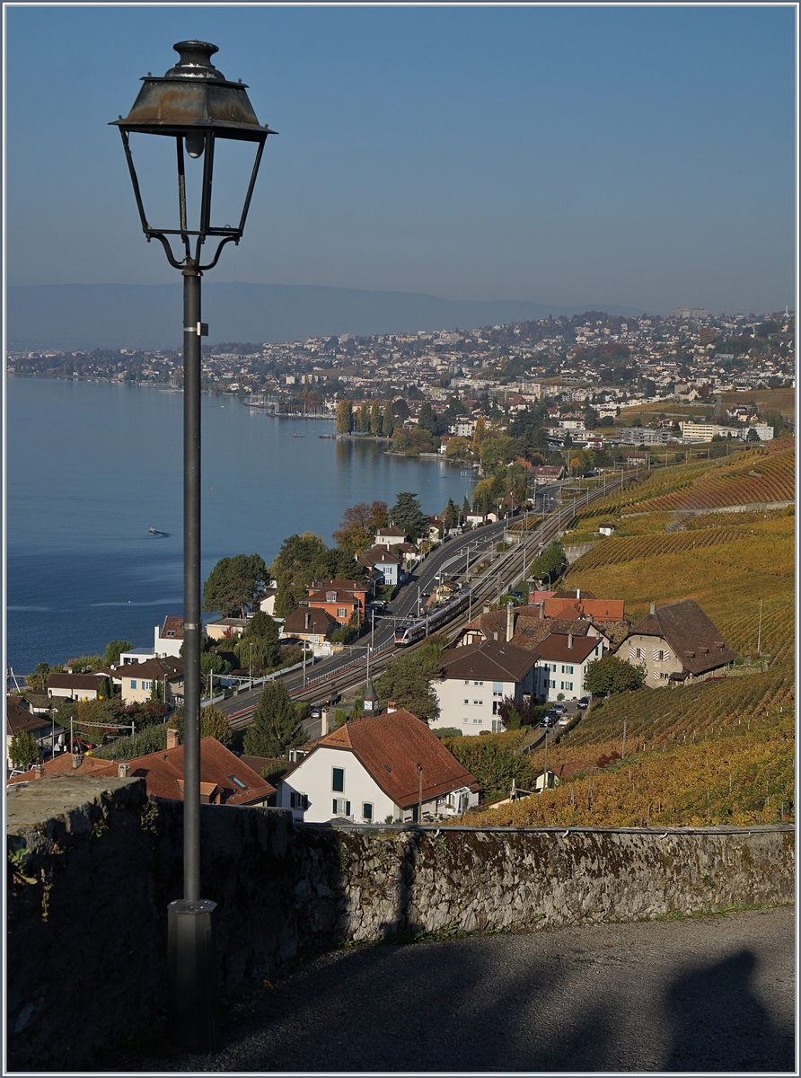 Ein Flirt auf der Fahrt nach Lausanne erreicht die Haltestelle Villette VD.
18. Okt. 2017 