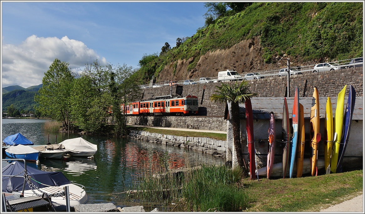 Ein FLP Zug auf dem Weg nach Ponte Tresa, kurz nach Agno.
(30.04.2015)