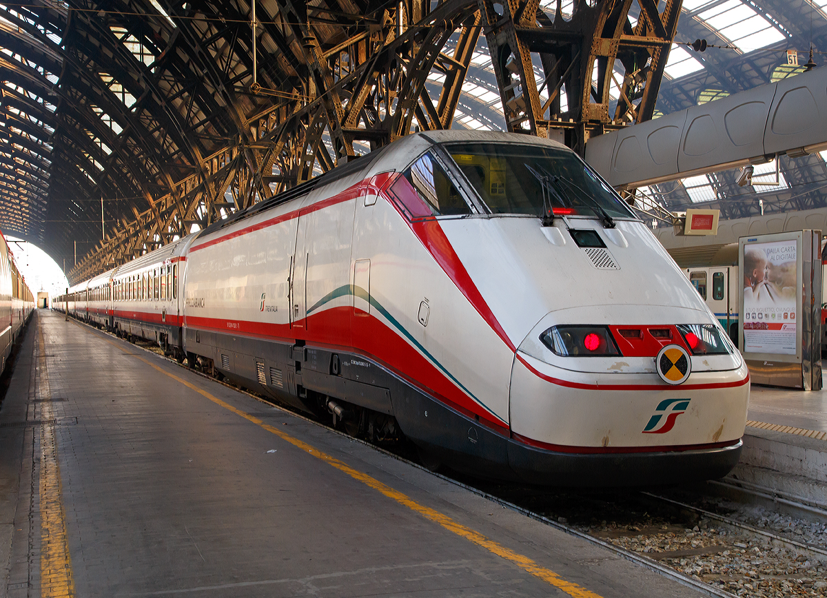 
Ein Frecciabianca (deutsch: weißer Pfeil) der Trenitalia (100-prozentige Tochtergesellschaft der Ferrovie dello Stato) steht am 29.12.2015 zur Abfahrt im Bahnhof Milano Centrale (Mailand Zentral) bereit. 

Der Frecciabianca ist eine Zuggattung für Züge mit einer Höchstgeschwindigkeit von 200 km/h (IC), die nur im italienischen Gleichspannungsnetz verkehren. Hier ist es die E.414 102-0 und eine weitere am anderen Ende mit vielen IC-Großraumwagen dazwischen. 

Die Loks der BR E.414 sind ehemalige Triebköpfe der ersten Serie der ETR 500. 

Auf anderen Strecken wird der Frecciabianca aber auch mit Pendolino-Garnituren ETR 460 bzw. ETR 463 oder Elektrolokomotiven des Typs E 402B mit IC-Großraumwagen betrieben.