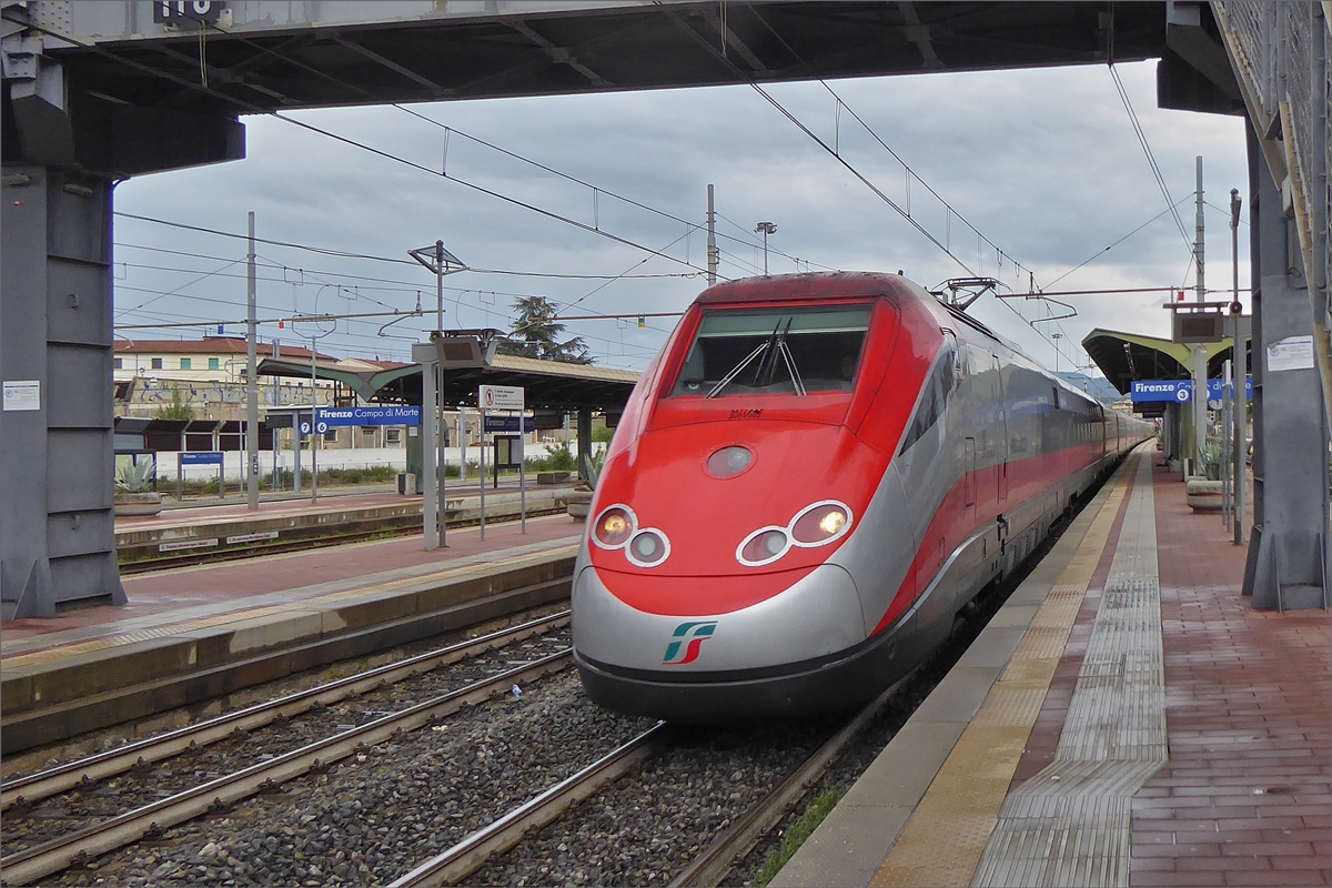  Ein Frecciarossa Zug durchf�hrt ohne Halt den Bahnhof von Firenze Campo di Marte.  18.05.2019 (Hans)