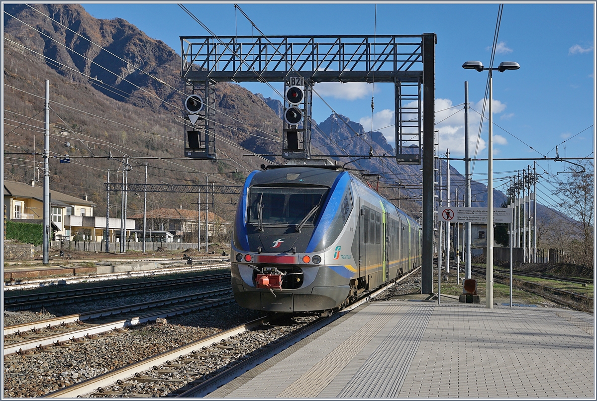Ein FS Trenitalia Ale 501 ME Minuetto unterwegs von Domodossola nach Novara bei der Ausfahrt in Premosello Chiavenda. 
4. Dez. 2018