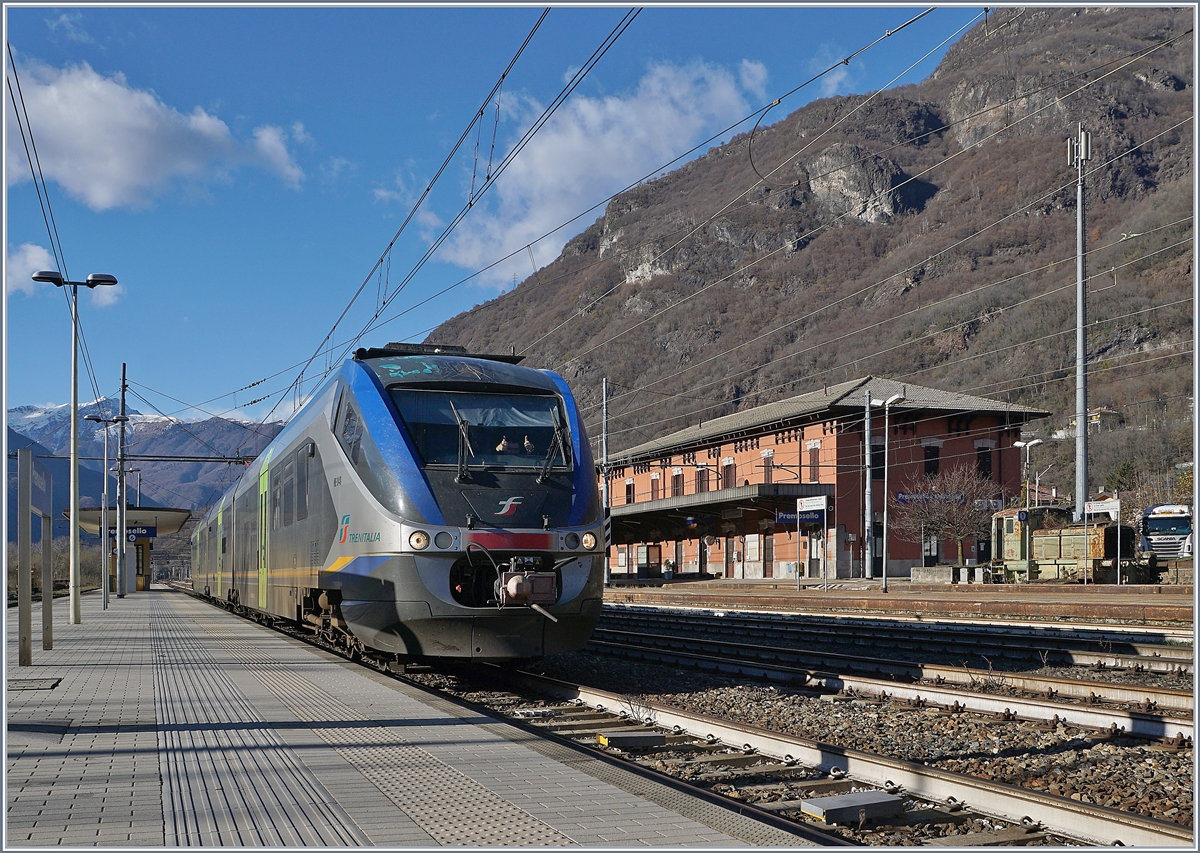 Ein FS Trenitalia Ale 501 ME Minuetto unterwegs von Domodossola nach Novara bei der Abfahrt in Premosello Chiavenda, die sich etwas verzögerte, da der Lokführer auf ein Foto wartet und ich auf den Zug …
4. Dez. 2018
