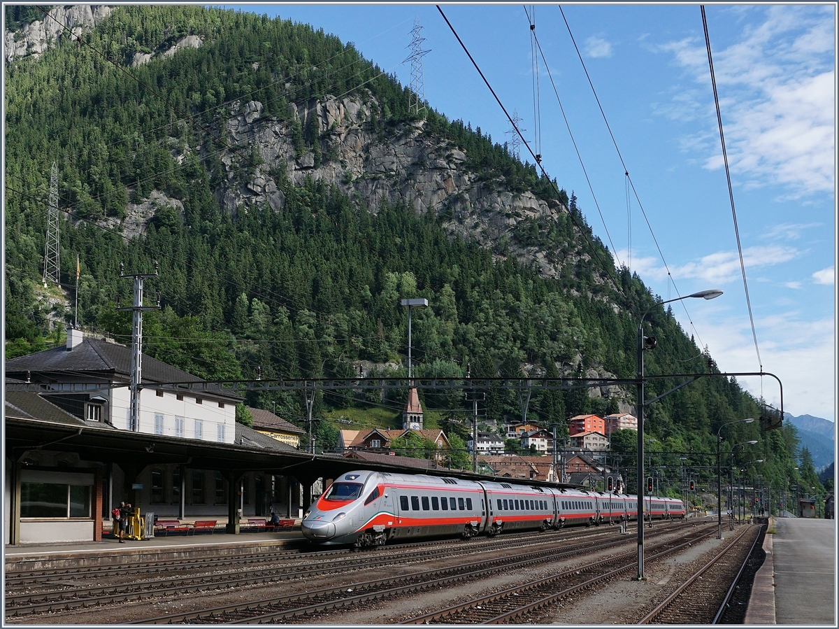 Ein FS Trenitalia ETR 610 als EC 153 von Luzern nach Milano bei der Durchfahrt in Göschenen.
28. Juli 2016