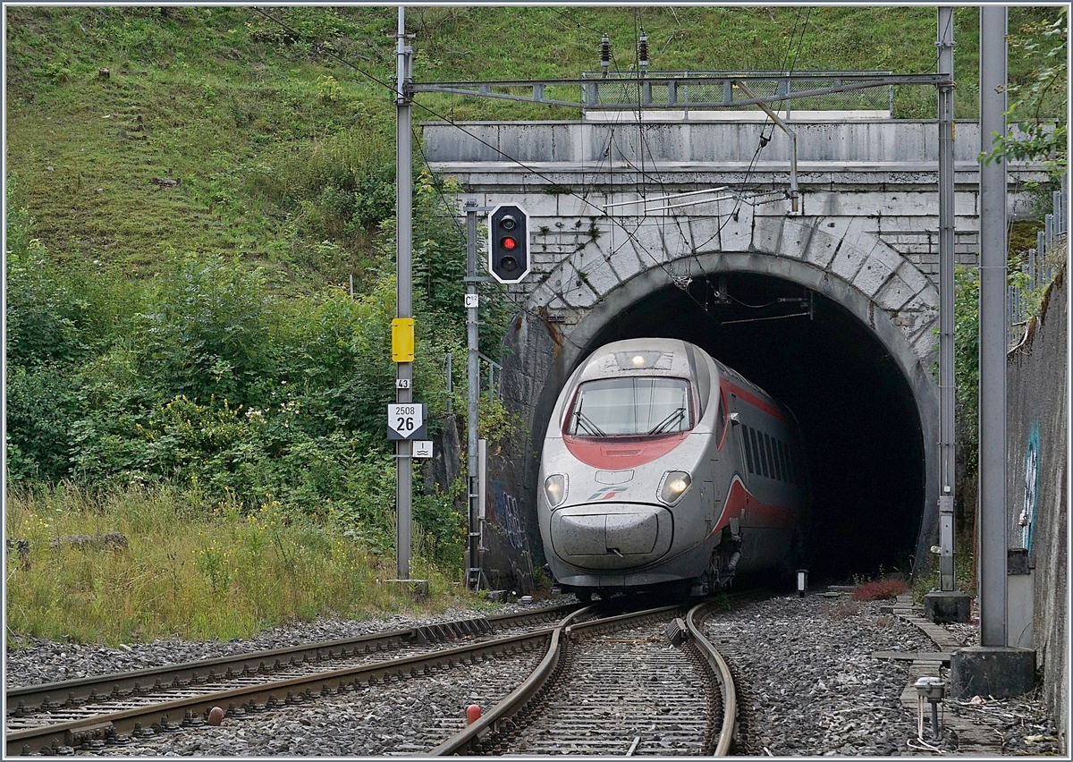 Ein FS Trenitalia ETR 610 verlässt als EC 10150 den 2495 Meter langen Hauensteintunnel bei Läufelfingen.
11. Juli 2018