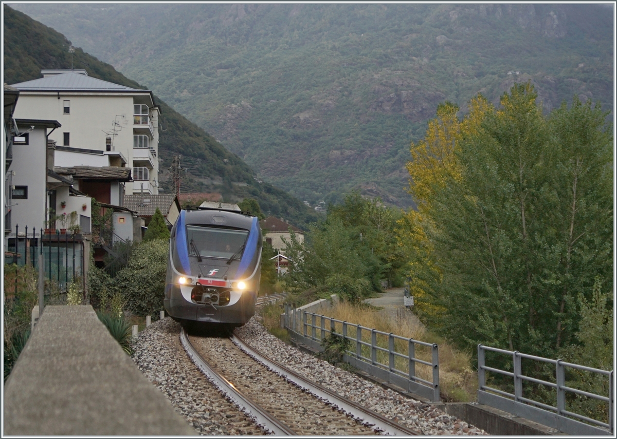 Ein FS Trenitalia Minuetto MD Aln 501/502 verlässt als Regionalzug 11819 Ivera - Aosta den Halt Donnas. 

21. September 2022