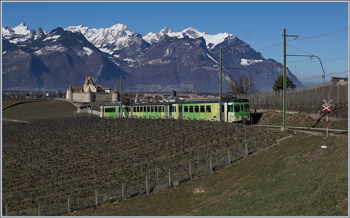 Ein für den Wintersport verstärkter ASD Zug bestehend aus dem BDe 4/4 403, dem Bt 432 und dem BDe 4/4 404 ist oberhalb des Schlosses von Aigle in Richtung Les Diablerets unterwegs. 

17. Februar 2019