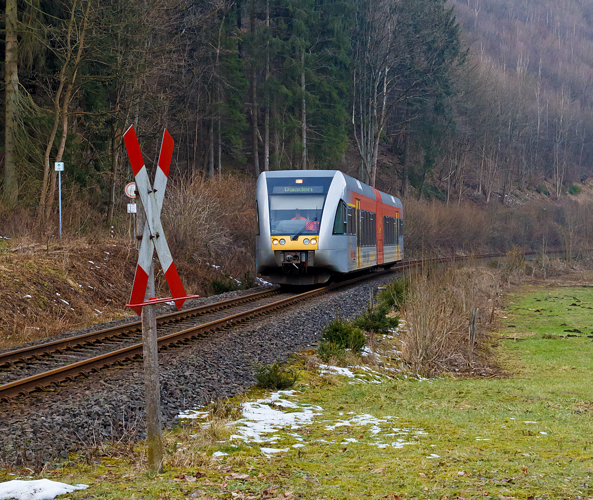 
Ein GTW 2/6 der Hellertalbahn fährt am 13.02.2015 als RB 97  Daadetalbahn   (Betzdorf/Sieg - Daaden), hier kurz vor dem Bahnhof Schutzbach.  
Er befährt die 10 km lange Daadetalbahn (KBS 463).