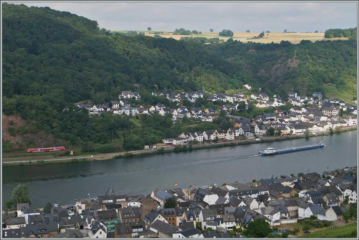 Ein  Hamster  der BR 442 ist an der Mosel bei Kattens unterwegs.

21. Juni 2014

