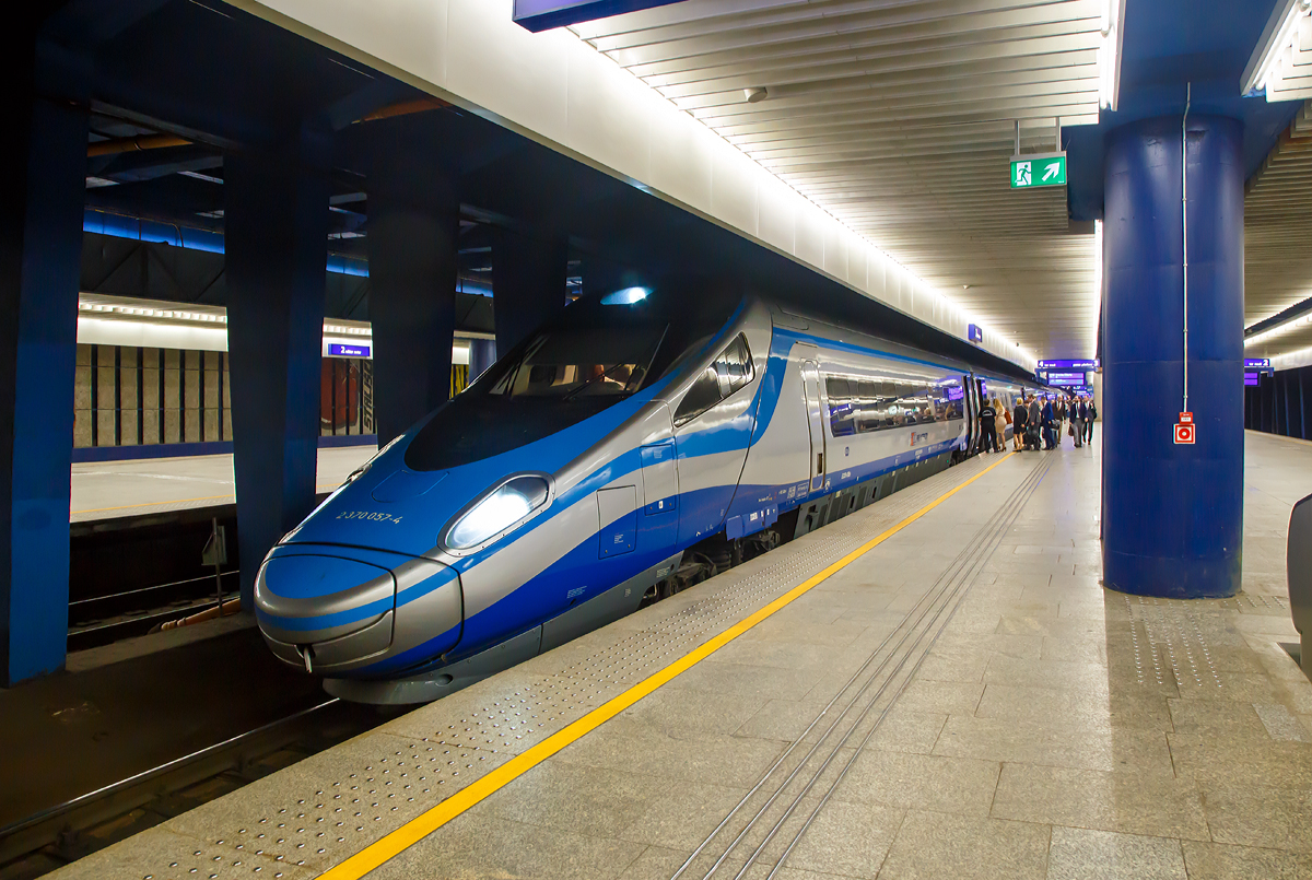 
Ein Hauch von Italien und der Schweiz in Polen.....
Der PKP ED 250 - 009 als EIP 1602 von Warszawa (Warschau) nach Wrocław (Breslau), ist gerade in den Bahnhof Warszawa Centralna (Warschau Zentral) eingefahren. 

Die Hochgeschwindigkeitszüge der Baureihe ED 250 gehören zur Alstom Produktfamilie Pendolino, sie erreichen eine Höchstgeschwindigkeit von 250 km/h und sind seit dem 14. Dezember 2014 als Express InterCity Premium planmäßig in Polen unterwegs. Der Express InterCity Premium (EIP) ist die höchste polnische Zuggattung. 

Aber, auch wenn die siebenteiligen ED 250-Triebzüge zur Produktfamilie Pendolino (ähnlich ETR 600 und ETR 610) gehören, so wurde nicht die namensgebende Neigetechnik verbaut, da das Einsatzprofil der Züge in Polen keine signifikanten Vorteile durch Neigetechnik erfahren hätte. 

Ein ED 250-Triebzug besteht aus sieben Wagen, die von acht wassergekühlten Drehstrom-Asynchronmotoren mit einer Leistung von je 708 kW angetrieben werden. Der Wagenkasten wurde aus Aluminium gefertigt, als Zugsicherung sind verschiedene Systeme an Bord. 

Die modernen elektrischen Triebzüge werden aktuell nur innerhalb Polens eingesetzt, hierbei wird ETCS Level 1 und 2 sowie SHP verwendet. Der Hersteller Alstom ist jedoch verpflichtet, den Einsatz in Deutschland, Österreich und Tschechien zu ermöglichen, was durch das Vorhandensein von LZB, PZB und Mirel bereits in der Grundkonzeption berücksichtigt wurde. Im Frühjahr 2017 begannen Testfahrten mit dem Ziel die notwendigen EBA-Zulassungen zu bekommen. 

TECHNISCHE DATEN: 
Nummerierung (UIC):  2 370 001–2 370 020
Gebaute Anzahl:  20
Spurweite:  1.435 (Normalspur) 
Achsformel: 1A’A1’+1A’A1’+2’2’+2’2’+ 2’2’+1A’A1’+1A’A1’
Länge:  187.400 mm
Höhe:  4.100 mm
Breite:  2.830 mm 
Fußbodenhöhe:  1.260 mm
Radsatzfahrmasse:  17 t
Höchstgeschwindigkeit:  250 km/h
Dauerleistung:  5.664 kW
Stromsystem:  3000 V DC / 15 kV 16,7 Hz AC / 25 kV 50 Hz AC
Anzahl der Fahrmotoren:  8 (Drehstrom-Asynchronmotoren)
Kupplungstyp:  Scharfenbergkupplung
Sitzplätze:  402 (45 in der ersten und 357 in der zweiten Klasse