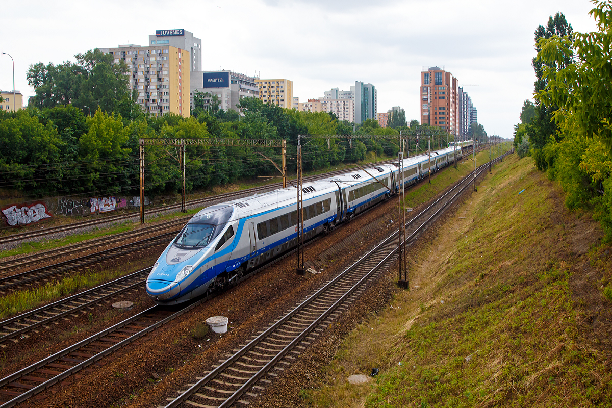 
Ein Hauch von Italien und der Schweiz in Polen.....
Der  blaue Pinocchio  PKP ED 250 – 006 als Express InterCity Premium (EIP) am 26.06.2017 hier kurz vor dem Bahnhof Warszawa Ochota, nach deren Durchfahrt erreicht er dann den Bahnhof Warszawa Centralna (Warschau Zentral).

Die Hochgeschwindigkeitszüge der Baureihe ED 250 gehören zur Alstom Produktfamilie Pendolino, sie erreichen eine Höchstgeschwindigkeit von 250 km/h und sind seit dem 14. Dezember 2014 als Express InterCity Premium planmäßig in Polen unterwegs. Die PKP hat 20 dieser Züge gekauft, zurzeit läuft auch die Zulassung für deutsche Gleise. Der Express InterCity Premium (EIP) ist die höchste polnische Zuggattung. 

Aber, auch wenn die siebenteiligen ED 250-Triebzüge zur Produktfamilie Pendolino (ähnlich ETR 600 und ETR 610) gehören, so wurde nicht die namensgebende Neigetechnik verbaut, da das Einsatzprofil der Züge in Polen keine signifikanten Vorteile durch Neigetechnik erfahren hätte. 

Ein ED 250-Triebzug besteht aus sieben Wagen, die von acht wassergekühlten Drehstrom-Asynchronmotoren mit einer Leistung von je 708 kW angetrieben werden. Der Wagenkasten wurde aus Aluminium gefertigt, als Zugsicherung sind verschiedene Systeme an Bord. 

Die modernen elektrischen Triebzüge werden aktuell nur innerhalb Polens eingesetzt, hierbei wird ETCS Level 1 und 2 sowie SHP verwendet. Der Hersteller Alstom ist jedoch verpflichtet, den Einsatz in Deutschland, Österreich und Tschechien zu ermöglichen, was durch das Vorhandensein von LZB, PZB und Mirel bereits in der Grundkonzeption berücksichtigt wurde. Im Frühjahr 2017 begannen Testfahrten mit dem Ziel die notwendigen EBA-Zulassungen zu bekommen. 

TECHNISCHE DATEN: 
Nummerierung (UIC):  2 370 001–2 370 020
Gebaute Anzahl:  20
Spurweite:  1.435 (Normalspur) 
Achsformel: 1A’A1’+1A’A1’+2’2’+2’2’+ 2’2’+1A’A1’+1A’A1’
Länge:  187.400 mm
Höhe:  4.100 mm
Breite:  2.830 mm 
Fußbodenhöhe:  1.260 mm
Radsatzfahrmasse:  17 t
Höchstgeschwindigkeit:  250 km/h
Dauerleistung:  5.664 kW
Stromsystem:  3000 V DC / 15 kV 16,7 Hz AC / 25 kV 50 Hz AC
Anzahl der Fahrmotoren:  8 (Drehstrom-Asynchronmotoren)
Kupplungstyp:  Scharfenbergkupplung
Sitzplätze:  402 (45 in der ersten und 357 in der zweiten Klasse)