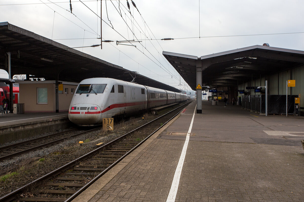 Ein ICE 1 rauscht am Sonntag den 10 M�rz 2024 durch den nieders�chsischen Hauptbahnhof Osnabr�ck in Richtung S�den. 

Der Hauptbahnhof der nieders�chsischen Stadt Osnabr�ck wurde am 24. April 1895 als „Centralbahnhof“ durch Kaiser Wilhelm II. feierlich er�ffnet. Er ist heute der einzige in Niedersachsen noch existierende Turmbahnhof in zwei Ebenen und dient als Knotenpunkt f�r den Fern- und Regionalverkehr.

Hier �berquerte mit 5,85 Metern H�henunterschied die Hamburg-Venloer Bahn die Hannoversche Westbahn, weshalb man sich f�r die Bauform eines Turmbahnhofs entschied. Er ersetzte den westlich liegenden Hannoverschen Bahnhof an der Bahnstrecke L�hne–Rheine sowie den knapp n�rdlich des neuen Bahnhofs liegenden Bremer Bahnhof an der Bahnstrecke Bremen-M�nster. 

Anlage heute:
In der oberen Ebene verl�uft von Nordosten nach S�dwesten die zweigleisige, elektrifizierte Hauptbahn Hamburg – Bremen – Ruhrgebiet (KBS 385 - Bahnstrecke Wanne-Eickel–Hamburg), die sich mit der in der unteren Ebene von West nach Ost verlaufenden zweigleisigen, elektrifizierten Hauptbahn Amsterdam – Hannover – Berlin (KBS 375 - Bahnstrecke L�hne–Rheine) kreuzt. �ber einen Ring sind die Gleise der oberen und unteren Bahnsteige �ber den Stadtteil Schinkel miteinander verbunden.

Au�erdem zweigen zwei nicht elektrifizierte, eingleisige Strecken ab. Die eine in Richtung S�dosten nach Bielefeld (KBS 402 - Bahnstrecke Osnabr�ck–Bielefeld), die andere in Richtung Norden. Diese gabelt sich in Hesepe in zwei Strecken: einerseits die Strecke nach Wilhelmshaven �ber Cloppenburg – Oldenburg (Oldb) (KBS 302 - Bahnstrecke Oldenburg–Osnabr�ck), andererseits die Strecke nach Delmenhorst �ber Vechta (KBS 394 - Bahnstrecke Delmenhorst–Hesepe). Ferner zweigt bei Osnabr�ck–Eversburg die Bahnstrecke (Tecklenburger Nordbahn) nach Westerkappeln–Recke ab.
