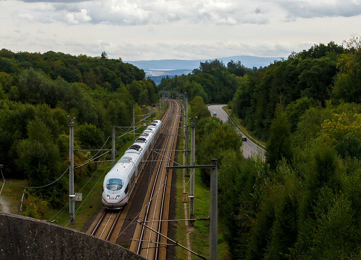 
Ein ICE 3 der BR 406 (man erkennt es an den vier Stromabnehmern), fährt am 29.08.2020  in Richtung Köln und verschwindetn bald in dem 1.110 m langen Tunnel Elzer Berg. Hier  auf der Schnellfahrstrecke Köln–Rhein/Main (KBS 472) wird mit ca. 300 km/h gefahren.